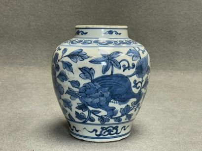 Vase en porcelaine de Chine. 
H. :16 cm....