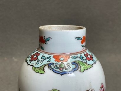 Vase en porcelaine de Chine. 
H. :19 cm.