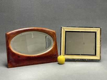 Trois miroirs cadres en bois. 
33 x 44 cm,...