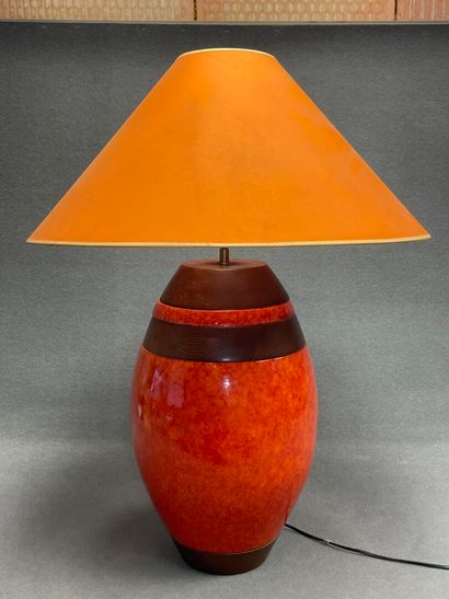 Grande lampe en céramique et bois orange.
H:...