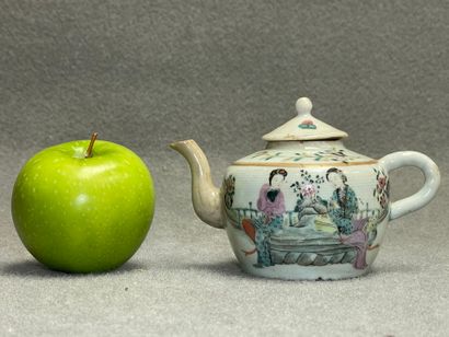 Théière en porcelaine de Chine. 
Fin XIX°
H....