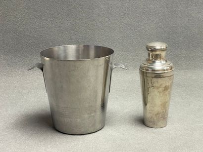 Shaker en métal argenté et seau à champagne...