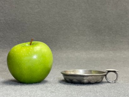 Taste-vin en argent 
D. :7,5 cm. 
Poids:...