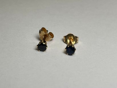 Paire de puces d'oreille en or serties de...