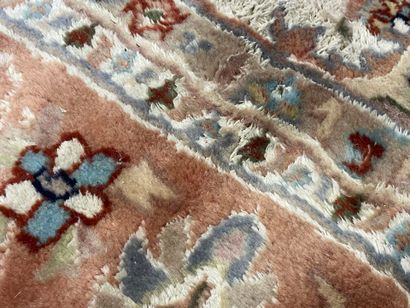 Tapis d'orient tissé main. 
280 x 190 cm...