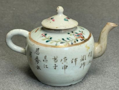 Théière en porcelaine de Chine. 
Fin XIX°
H....