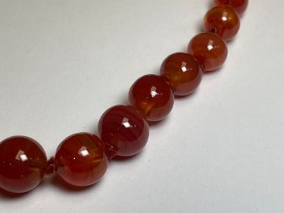 Collier en verre couleur ambre et deux bagues...