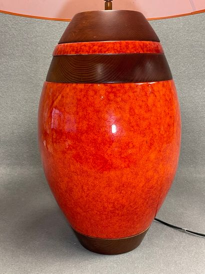 Grande lampe en céramique et bois orange.
H:...