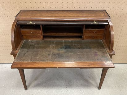 Bureau cylindre marqueté 
style Louis XVI
H:...