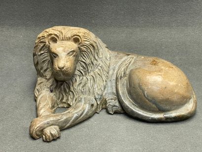 Lion en pierre sculptée moderne.
Monogrammé.
19...