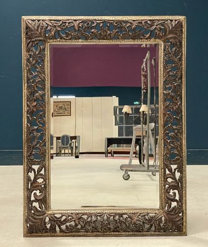 Miroir cadre en bois ajouré et patiné. 
90...