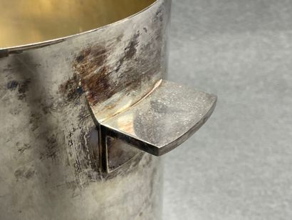 Seau à champagne en métal argenté. 
H. :22...