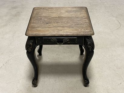 Table d'appoint en bois patiné.
Style Louis...