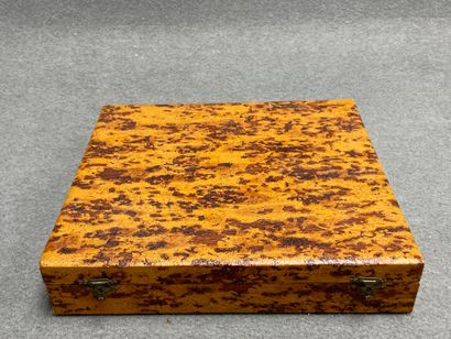 Coffret de douze couverts en métal argenté....