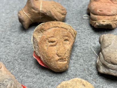 Lot d'objets de fouilles. 
H. : de 2 à 6...