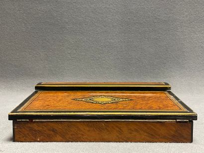 Ecritoire en placage de loupe et bois noirci,...
