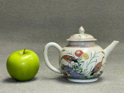 Théière en pocelaine de Chine. 
H. :12 cm....