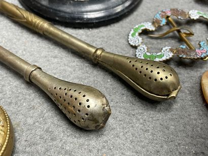Lot d'objets de vitrine: 
Boites, pailles...