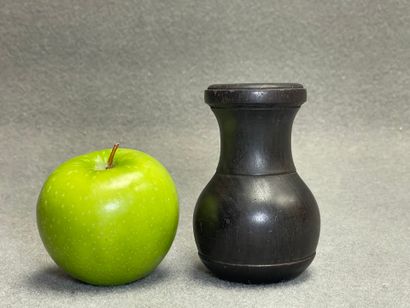 Vase en bois tourné. 
Chine
H. :10 cm. 
Signé...