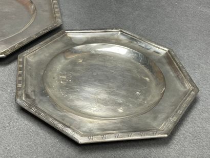 Deux plats octogonaux en métal argenté.
D:...