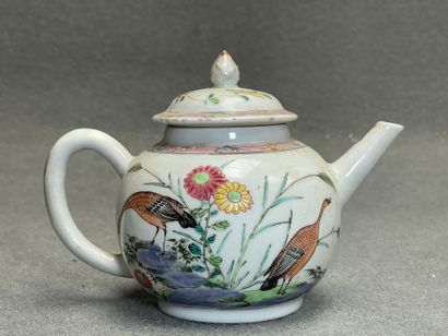Théière en pocelaine de Chine. 
H. :12 cm....
