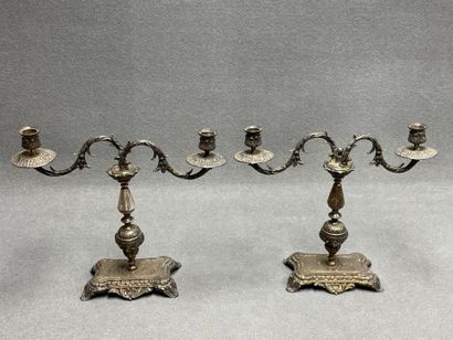 Paire de bougeoirs à deux lumières en métal...