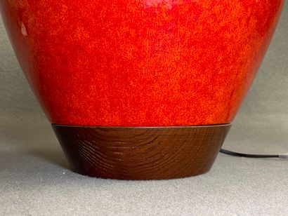 Grande lampe en céramique et bois orange.
H:...