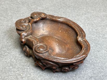 Rince-pinceaux en bois sculpté. 
Chine XIX°
4...