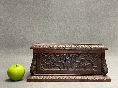 Coffre en chêne sculpté. 
16 x 35 x 21 c...
