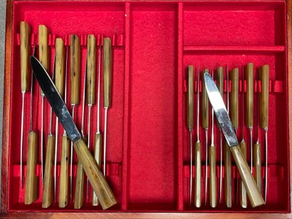 Ménagère de couverts en métal argenté, en...