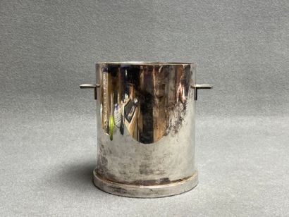 Seau à champagne en métal argenté. 
H. :22...