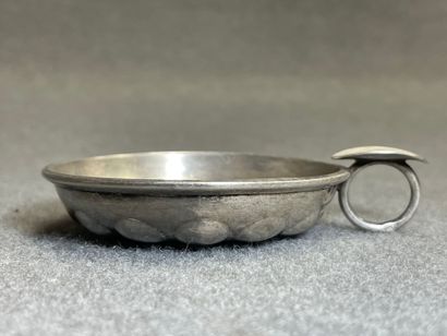 Taste-vin en argent 
D. :7,5 cm. 
Poids:...