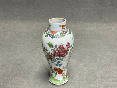 Vase en porcelaine de Chine. 
H. :19 cm.