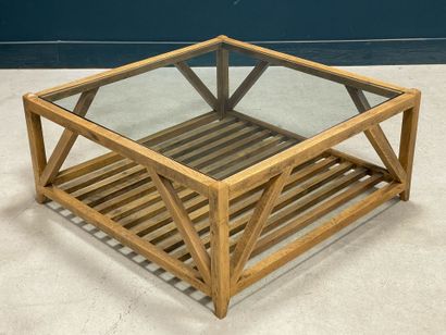 Table basse en bois, plateau verre. 
45 x...