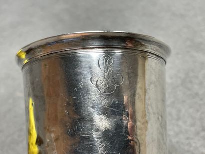 Timbale en argent en écrin. 
H. :7,5 cm....