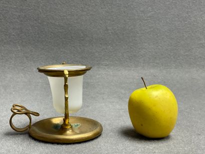 Brule parfum russe en laiton et opaline.
Milieu...