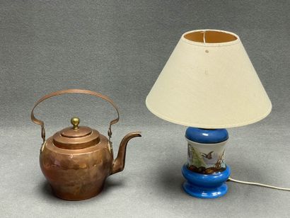 Lampe en porcelaine fin XIX° et bouilloire...