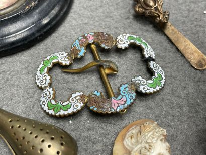 Lot d'objets de vitrine: 
Boites, pailles...
