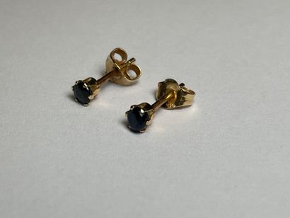Paire de puces d'oreille en or serties de...