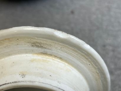 Théière en pocelaine de Chine. 
H. :12 cm....