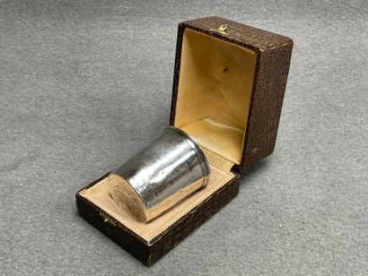 Timbale en argent en écrin. 
H. :7,5 cm....