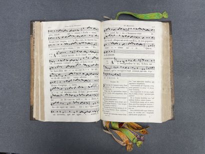 Antiphonaire relié.
8 x 47 x 32 cm.