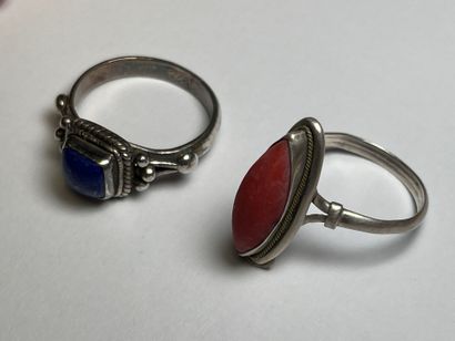 Collier en verre couleur ambre et deux bagues...