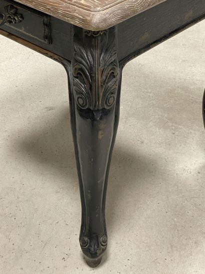 Table d'appoint en bois patiné.
Style Louis...