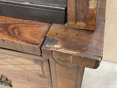 Bureau cylindre marqueté 
style Louis XVI
H:...