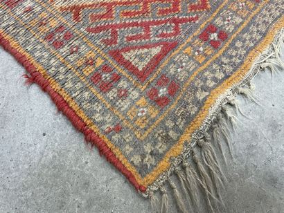 Tapis de selle et tapis oriental. 
110 x...