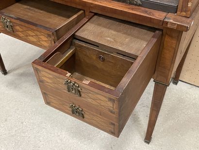 Bureau cylindre marqueté 
style Louis XVI
H:...