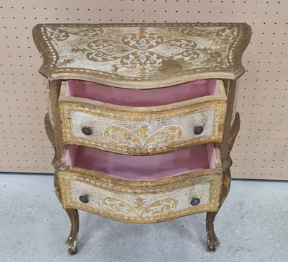Petite commode à deux tiroirs en bois patiné...