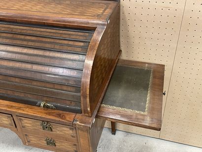 Bureau cylindre marqueté 
style Louis XVI
H:...