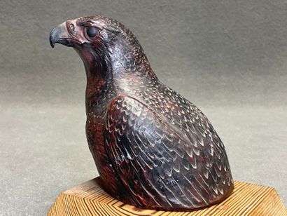 Tête de faucon en grès émaillé sur socle...